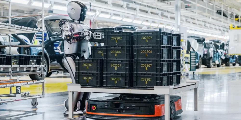 robot umanoide in fabbrica